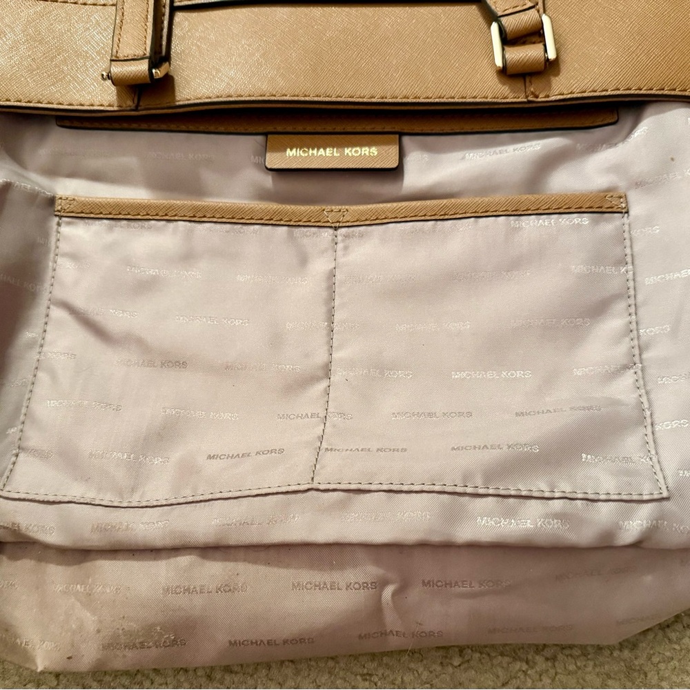 MICHAEL Michael Kors Tan Tote Bag with Structured Shape and Thin Straps - Picture 7 of 7